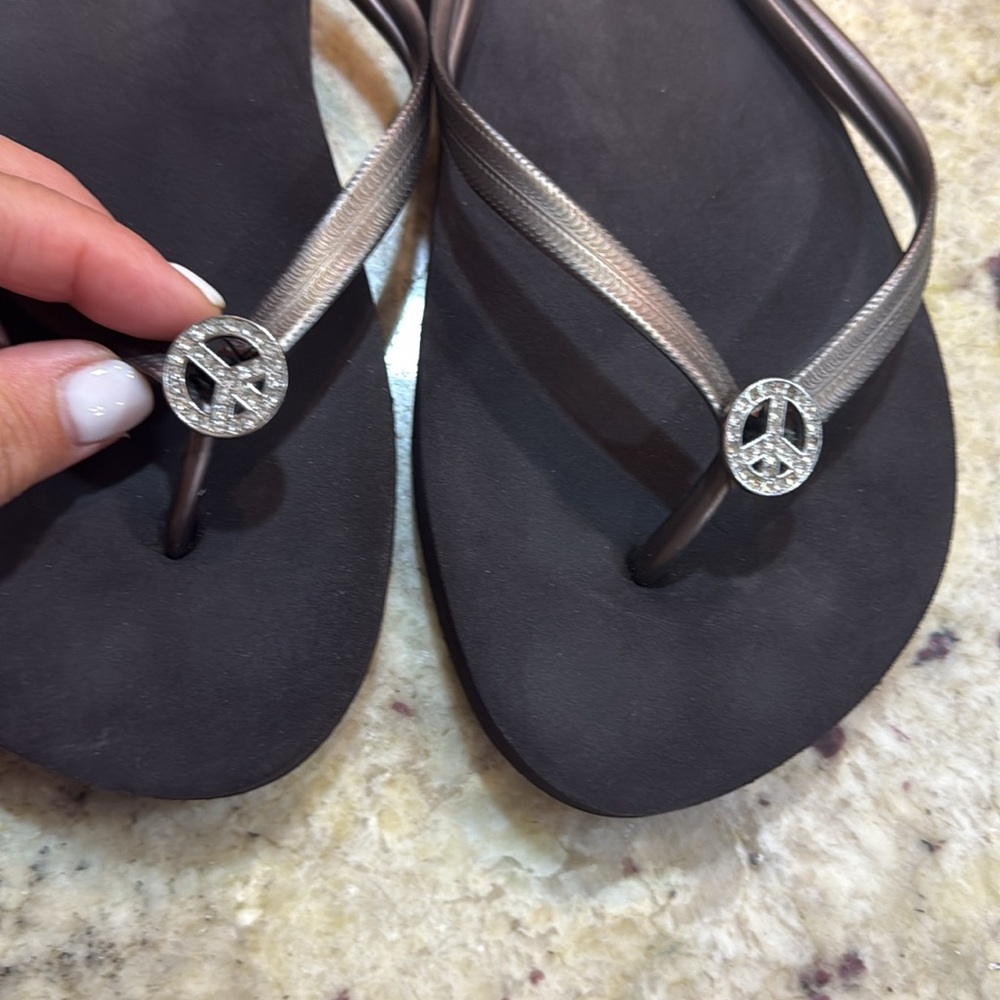 Old Navy Women’s Peace sign flip flops Metallic Bronze Size 9 - Picture 6 of 6